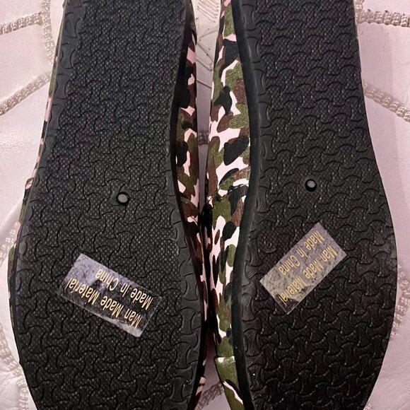 NWOT Corkys Pink Camo Print Canvas Slip On Flat Shoes Sz 9 - Picture 5 of 6